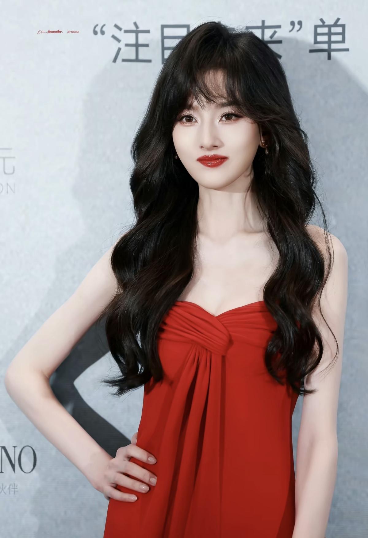 宋祖儿一袭红裙，明艳得像朵热烈绽放的红玫瑰，自带氛围感滤镜[赞]宋祖儿的红毯名场