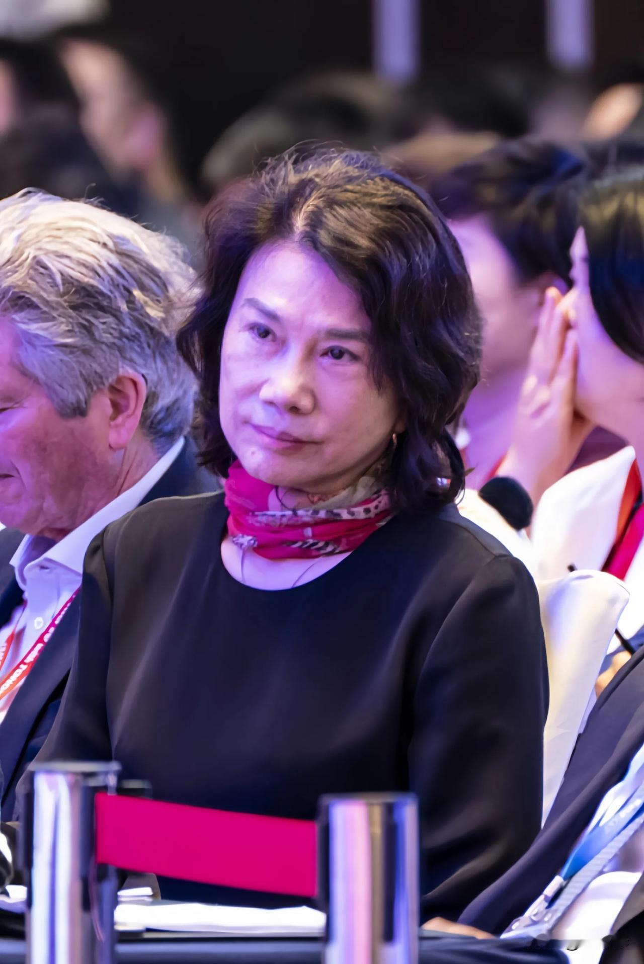 架不住网民炮轰，山西海归商会删掉了要求董明珠道歉的文章，彻底怂了！董明珠只是