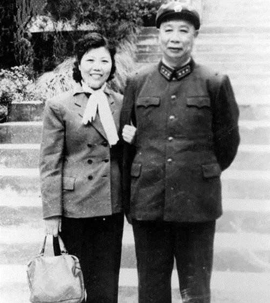 这位上将被免职，待遇降低了，打电话给杨得志解决，按大军区正职“1979年2月的