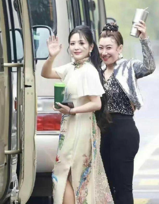何洁太瘦了，穿着旗袍也太美了..​​​