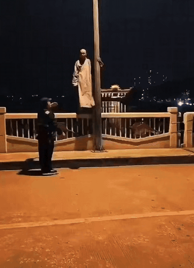 “扶灯大师”渡的何尝不是众生有人说，你连自己都渡不了，何谈渡众生。这一跳