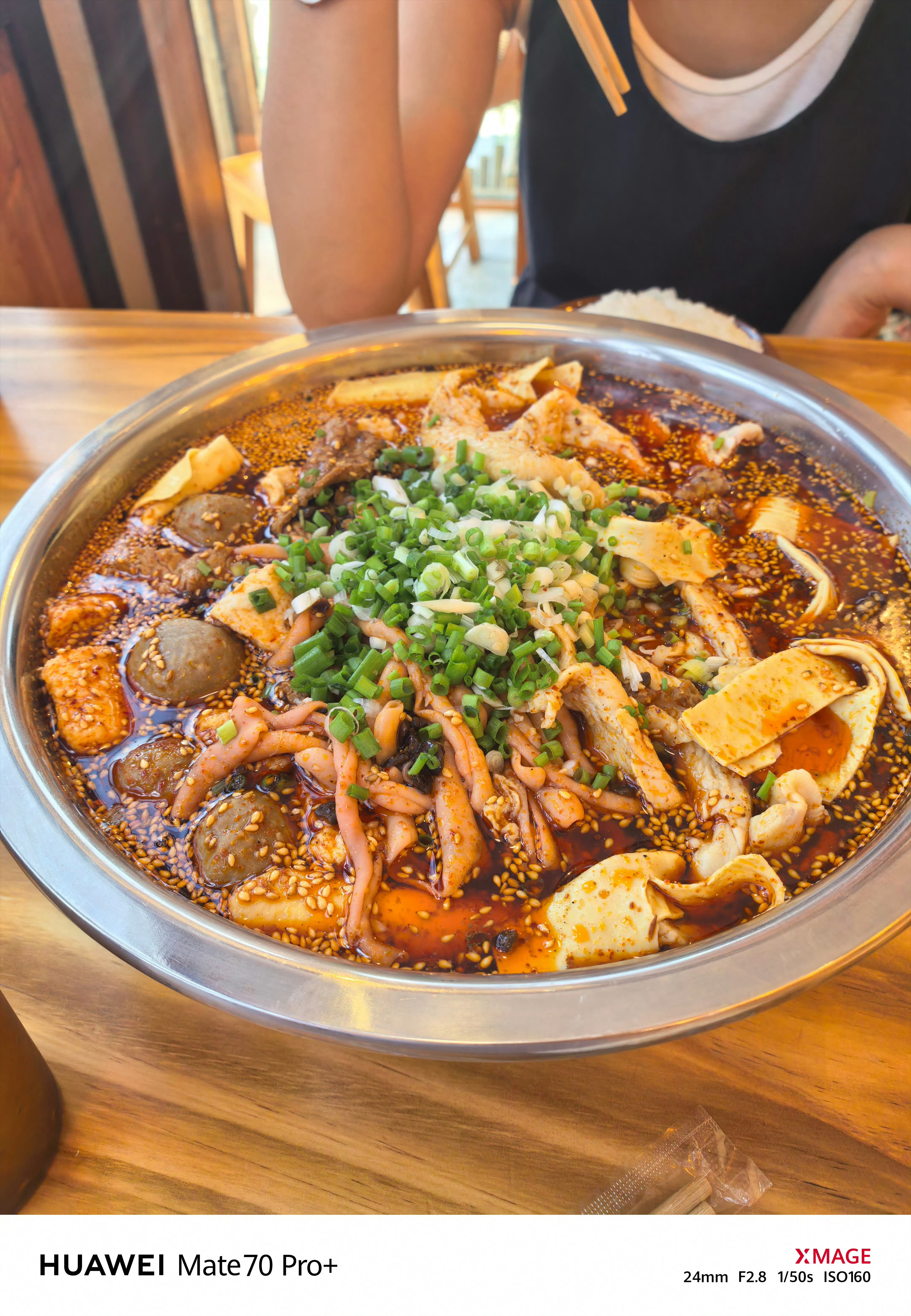 为什么中国人把这么多钱花在吃上因为中餐No.1我们听过“没有一顿烧烤解决不了的问