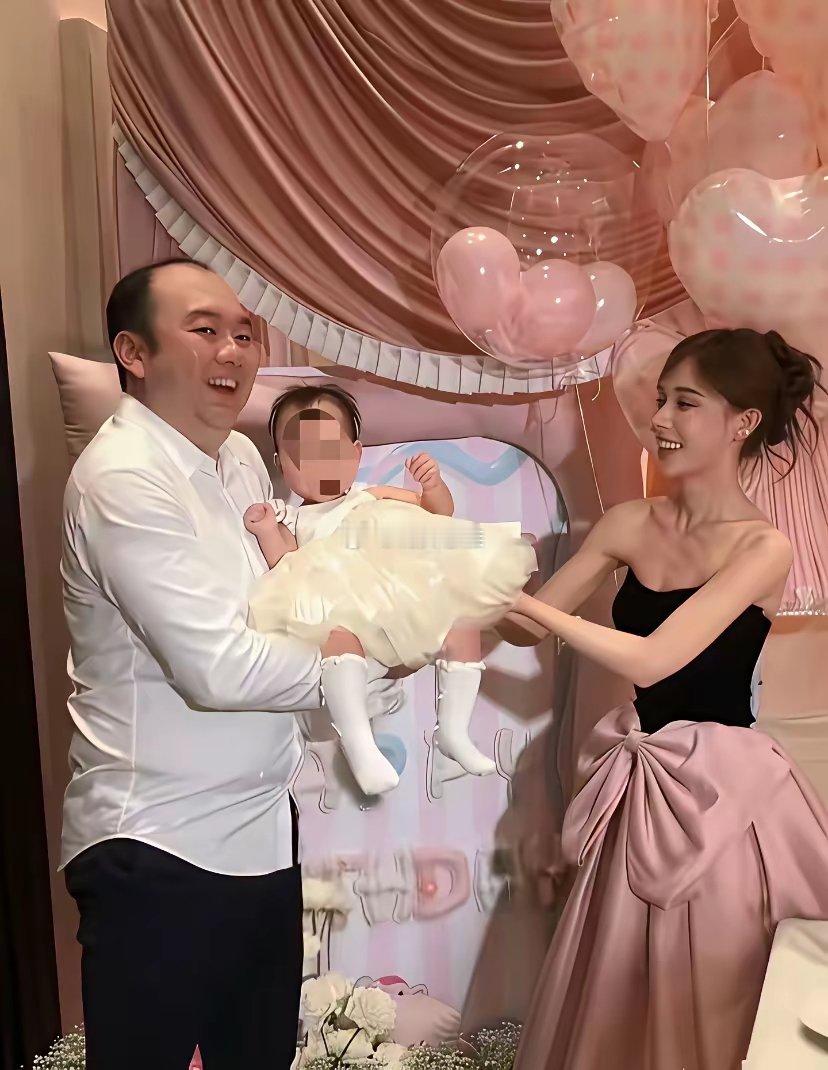 不得不说，现在这种婚宴真是越来越多……很好奇，这姑娘是怎么看上他的？