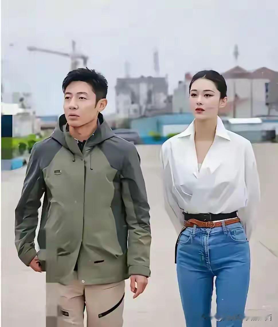 主持人撒贝宁我熟悉，旁边这一位到底是谁呢？拥有着前凸后翘的身材，穿着一件白色长衫