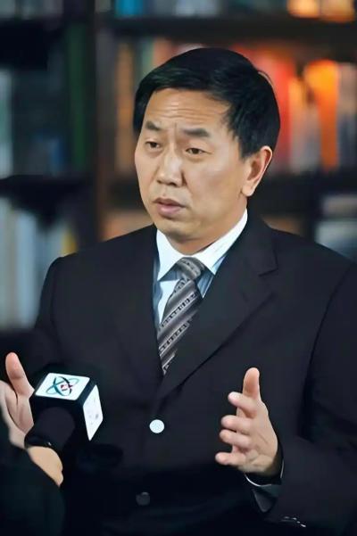 2000年，山西灵石县县长耿彦波，因工作调任要离开灵石，当地老百姓得知，欢呼雀跃