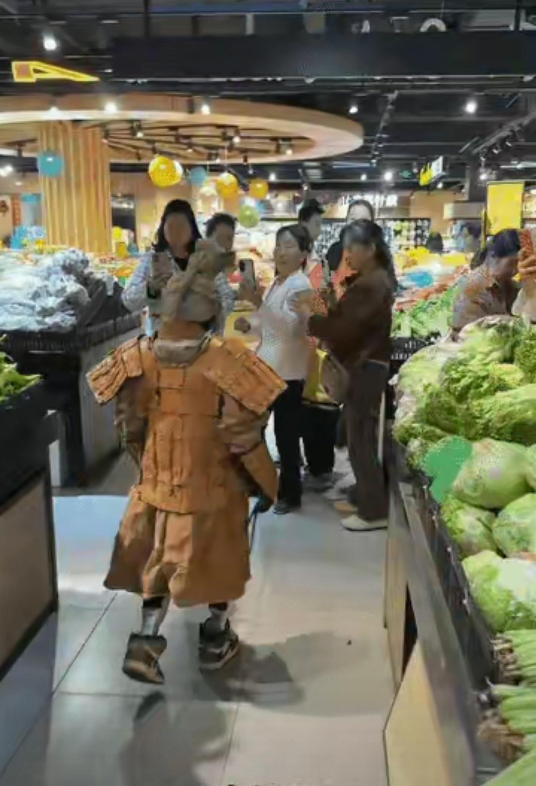 哈哈哈，笑死个人了！西安那边的一家超市，跑进去个“兵马俑”大哥？你们瞅见没？这