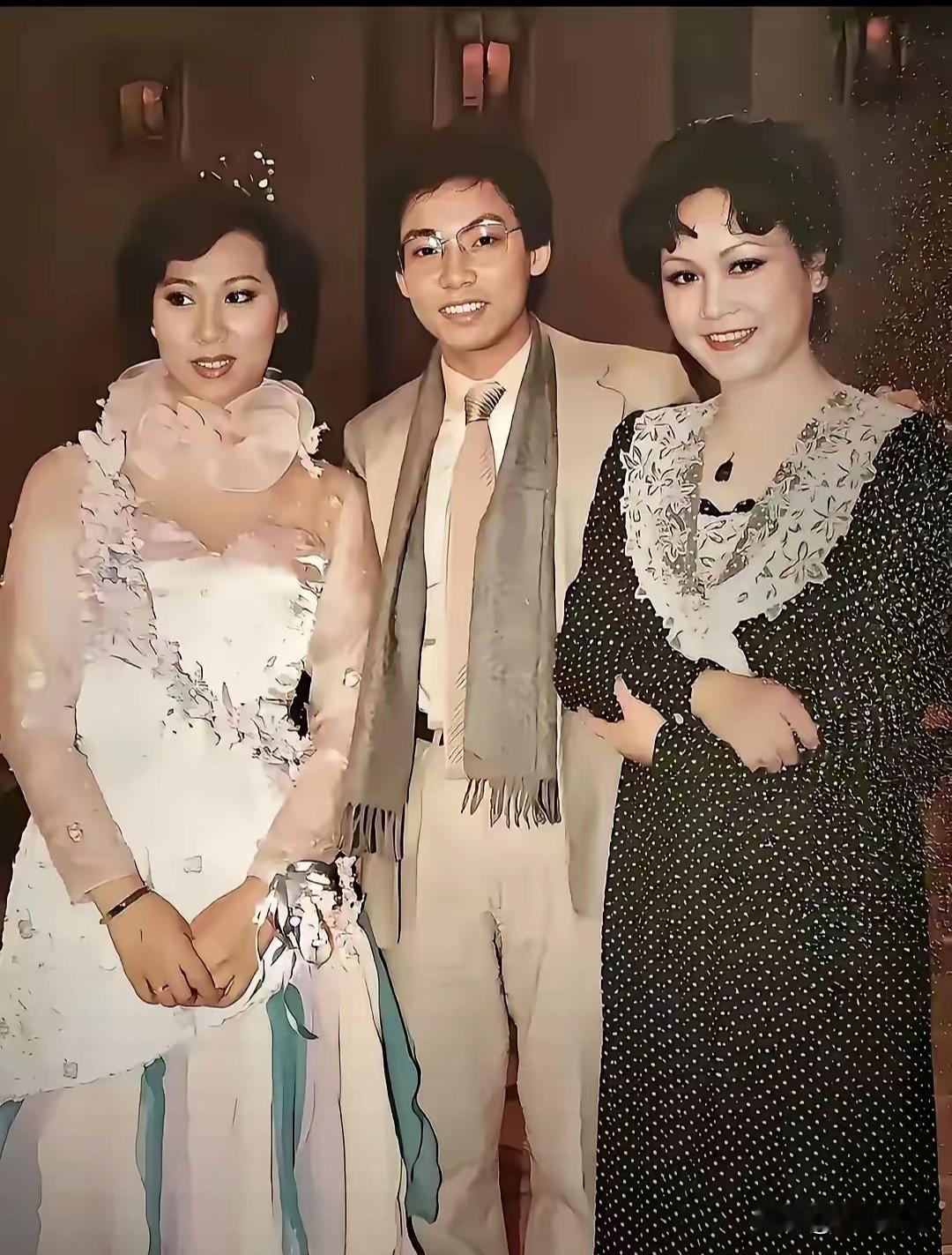 仔细看，那时的李谷一老师细眉飞扬，温婉如莲！中间是疏眉朗目，气宇不凡的著名歌手张