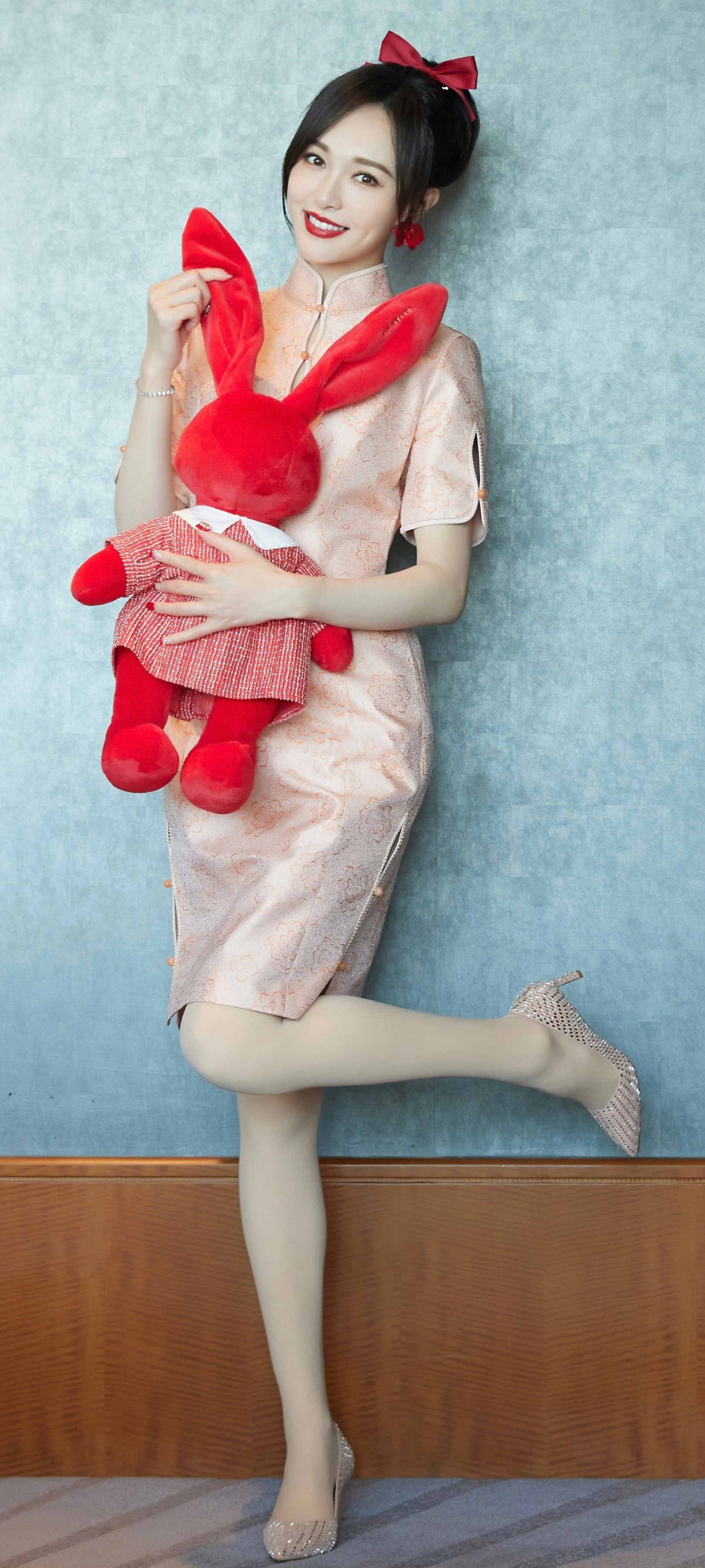 唐嫣经典穿搭壁纸：西装丝袜美腿好身材9宫格。唐嫣