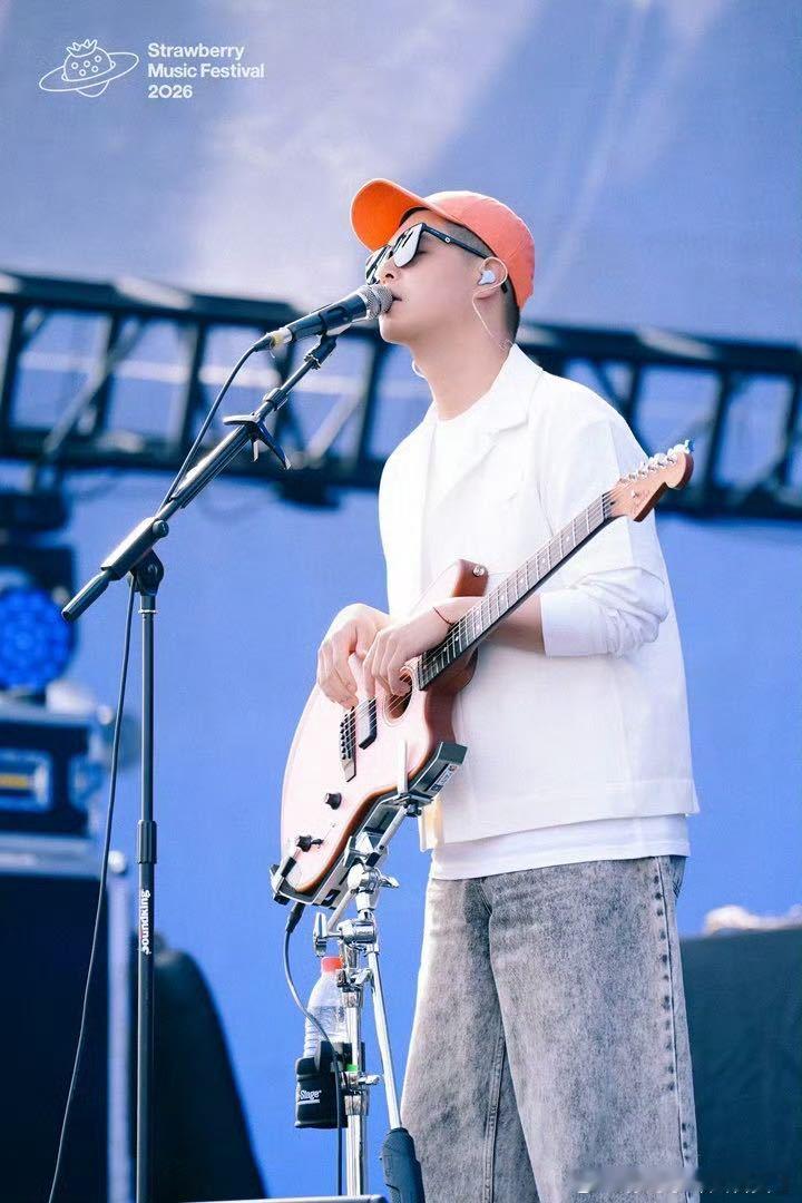 五哈给马頔拍胖了哈哈哈哈哈马頔被夸真人比五哈瘦，立刻怪罪节目组拍摄角度。五哈里