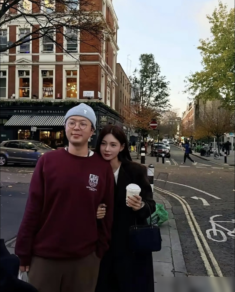 沈梦辰和谭维维，一个怕生闺女随了杜海涛的小眼睛，一个怕孩子遗传自己的方脸，都搁节目上把这焦虑往外抖。