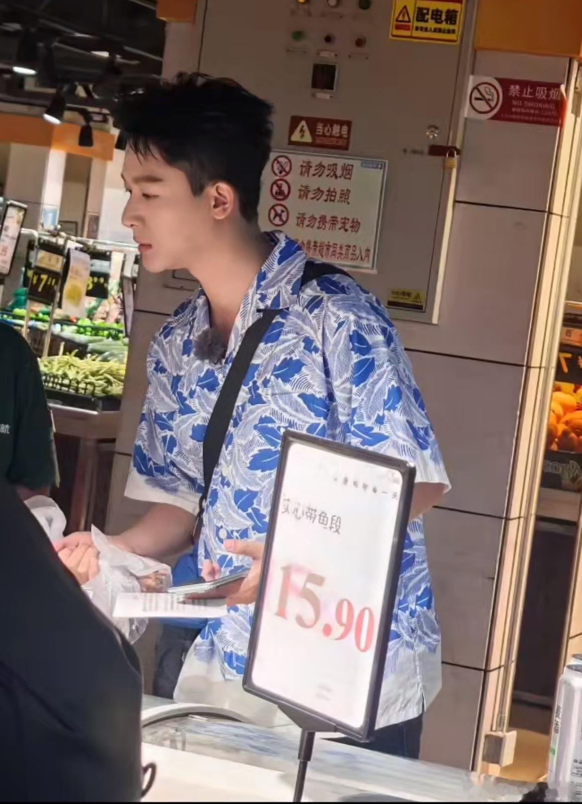 这孩子咋没换衣服不冷吗​​​