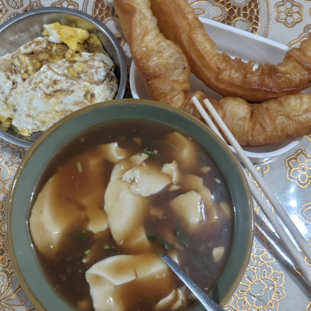 于是，顺路来到了路边的一早餐店。3块钱一碗豆腐脑，2块钱二根油条。回家后，又炸