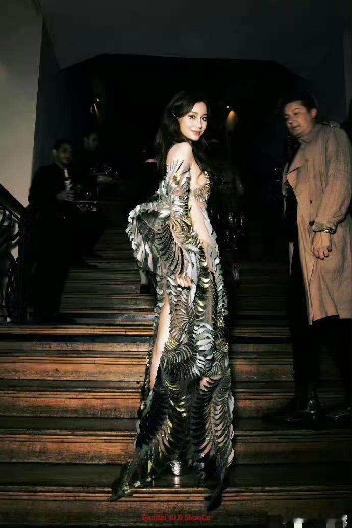 杨颖工作带娃两不误angelababy2天3套高定辣妈杨颖火力全开！晨片场/夜