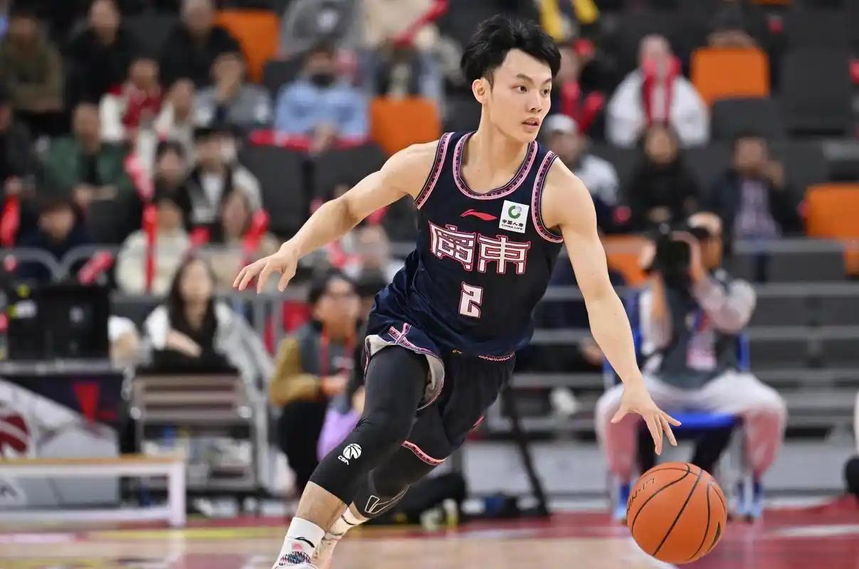 广东宏远想要击败广州龙狮其实也很简单，重新找回铁血防守，不要迷恋三分，重用徐杰。