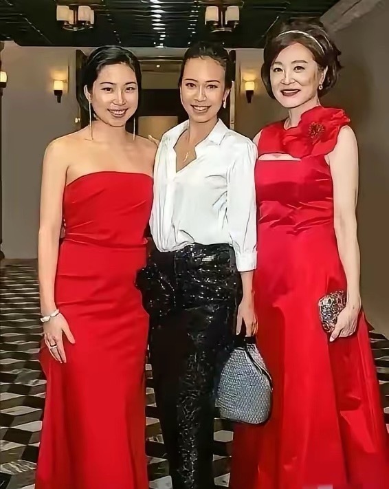 林青霞的两个女儿，虽然长得都很漂亮，看起来也是蛮可爱的，但是身材没有妈妈高，颜值