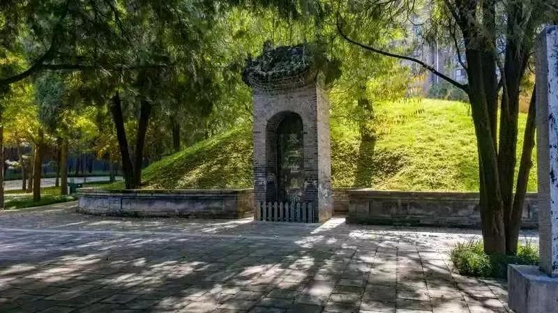 秦二世胡亥的陵墓是找到了的，位于今西安市雁塔区曲江池南路，俗称“胡亥墓”。​