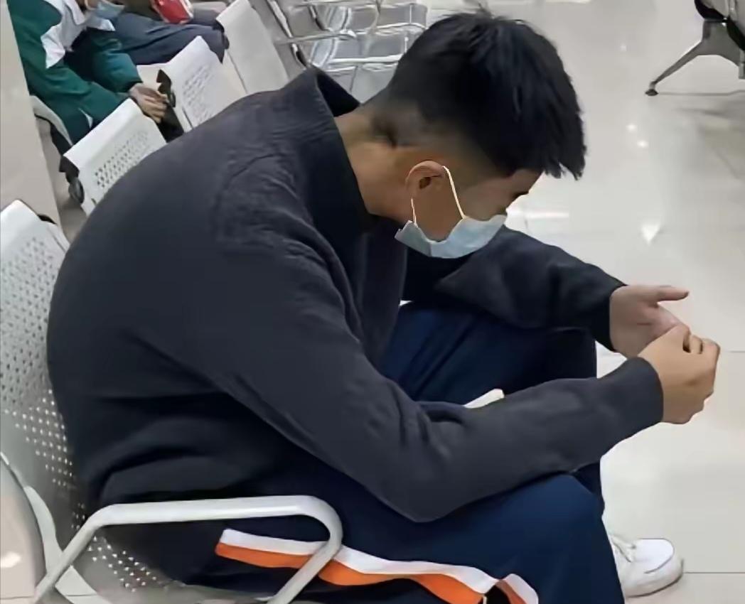 14岁的男孩小林独自撑着家，父亲突然晕倒被送进抢救室。手术费像一座大山压得他喘不