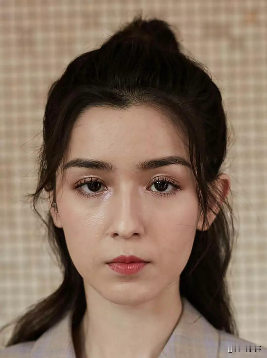 怪不得综艺节目上制片人说哈尼克孜本人不如照片好看，本人没有打光和精致妆造真的不太