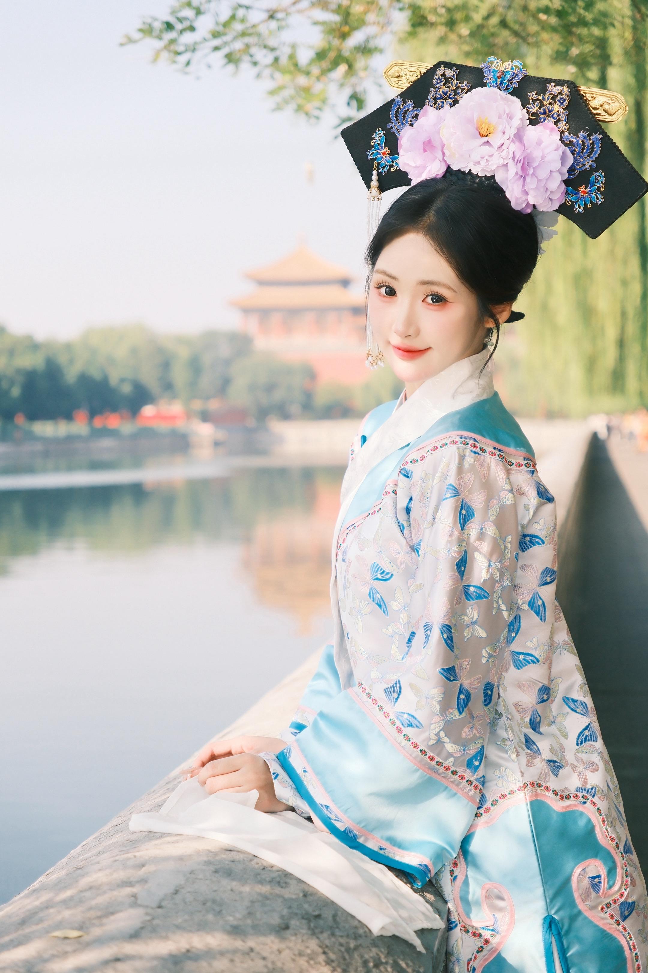 红墙黛瓦⛩
