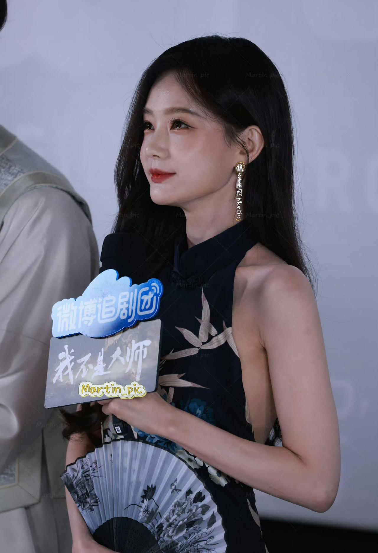 李一桐旗袍造型，尽显东方温婉韵味李一桐现身《我不是大师》线下追剧活动，一身