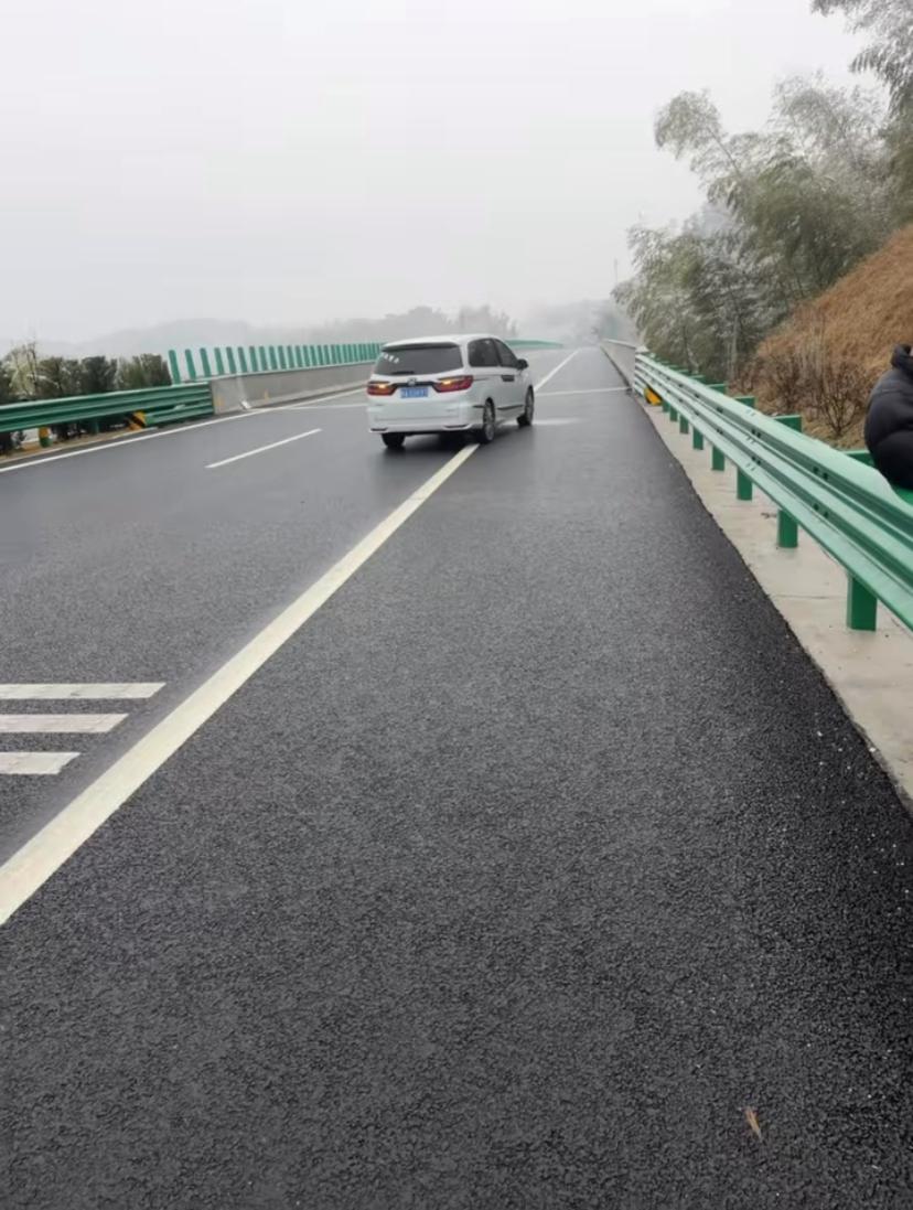 安徽省新开通的和襄高速，大家注意野猪出没！近日在靠近霍山西的和襄高速山区路段