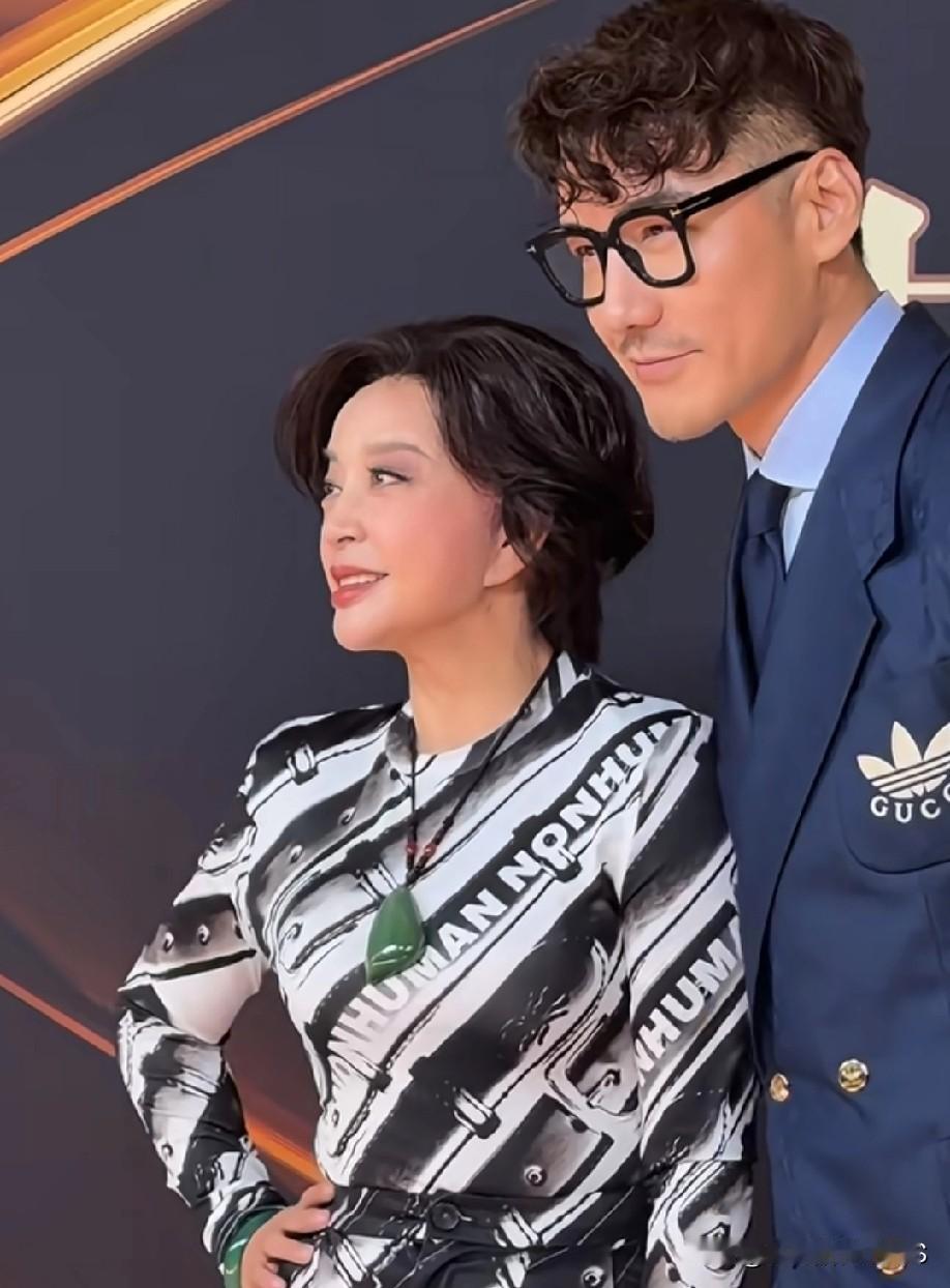 刘晓庆穿平底鞋与胡兵同台，风采完全不输！状态活力满满，健步如飞，事业真是最好的保