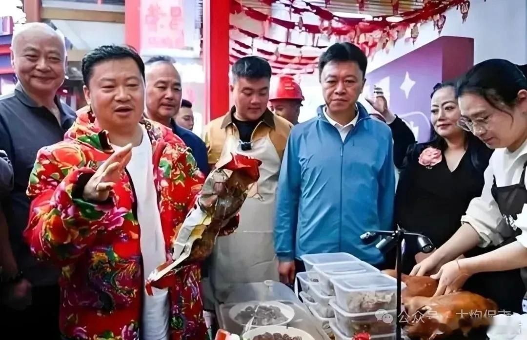 快退休的书记，在风暴中心点了一桌菜当所有体制内人员对“下馆子”这三个字避之不及