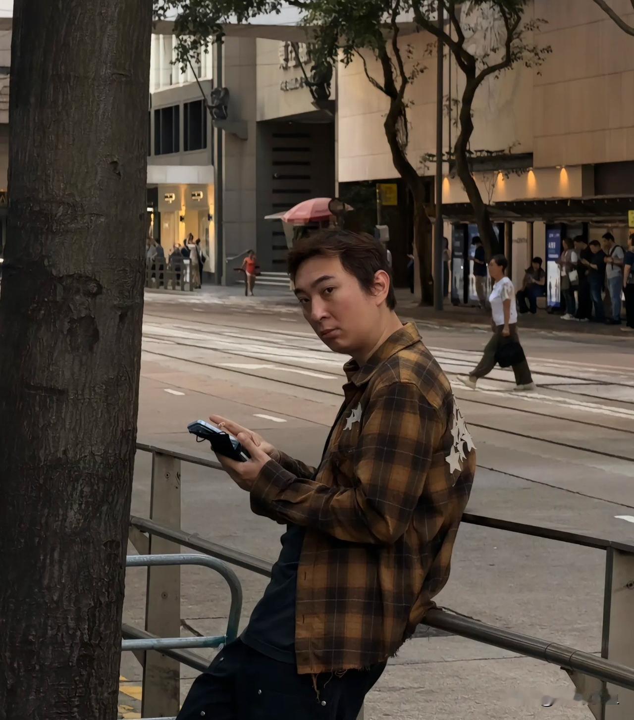 香港奢侈品店偶遇王思聪，陪同懒懒挑选包包一身穿黄棕格纹衬衫，后背星星图案设计