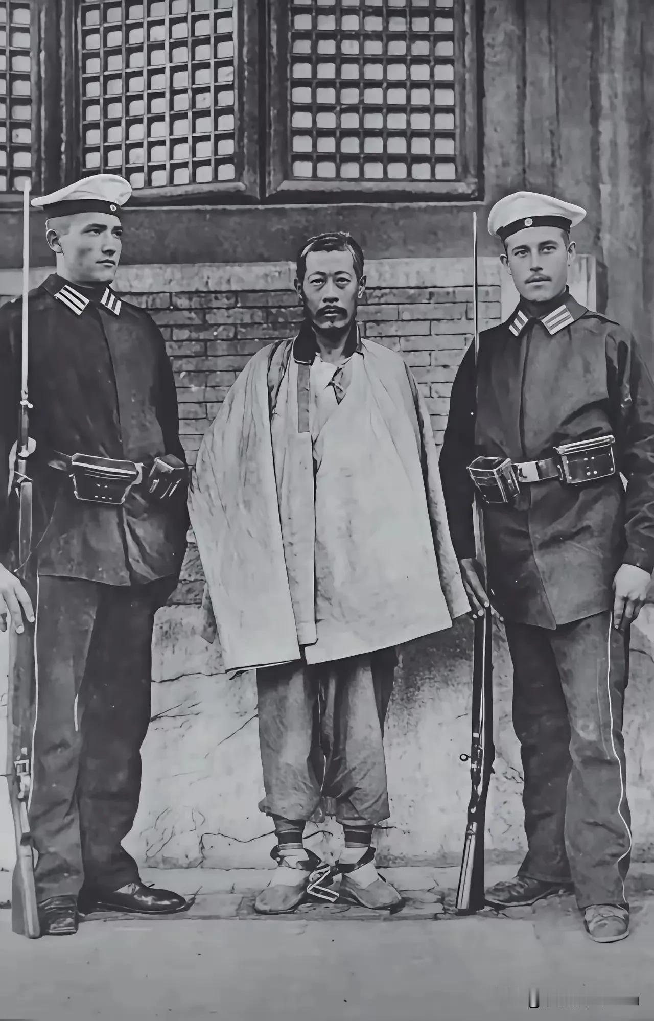 1900年除夕前日，北京东单牌楼，未满25岁的清军神机营章京恩海即将赴死。