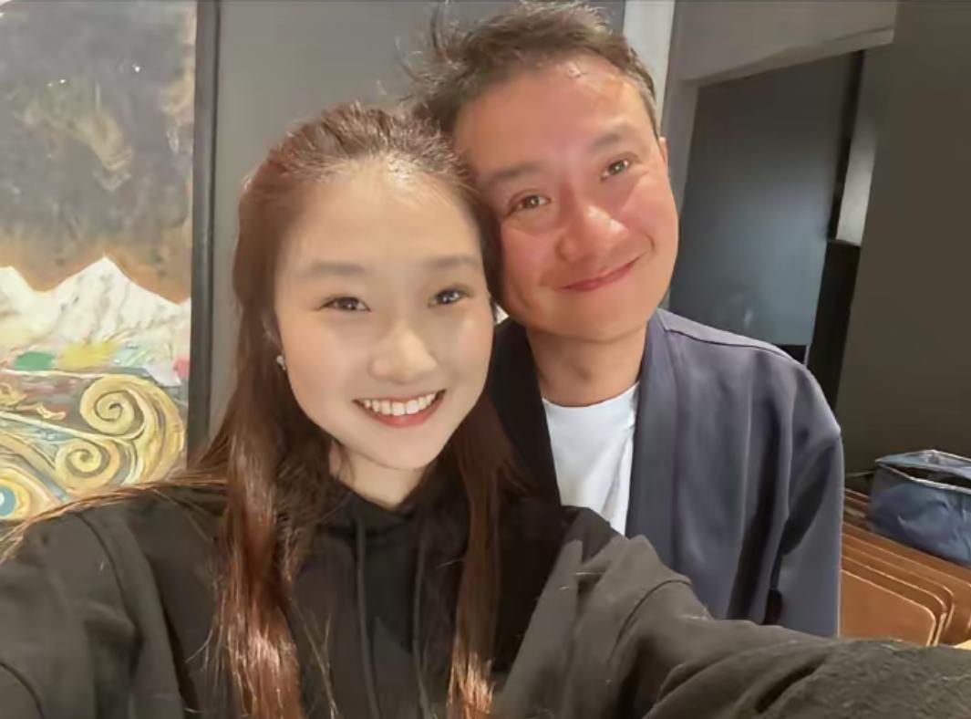 时间过得真快，转眼间文章马伊琍大女儿都那么大了。4月4日文君竹在社交平台，晒出