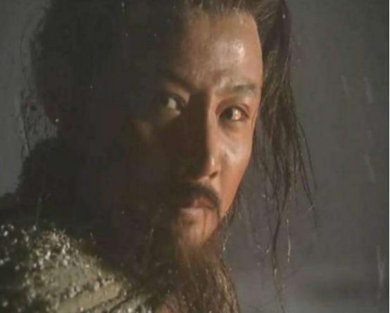 他去美国进修，整整两年没见老婆。等他回国，看到老婆正在坐月子，他没有发火，没有暴