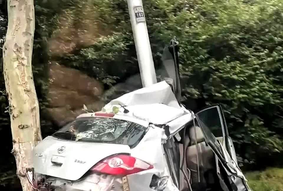 大连这回车祸算是给车企出了难题。大清早西北路那辆日产直接撞成对折，卡在路