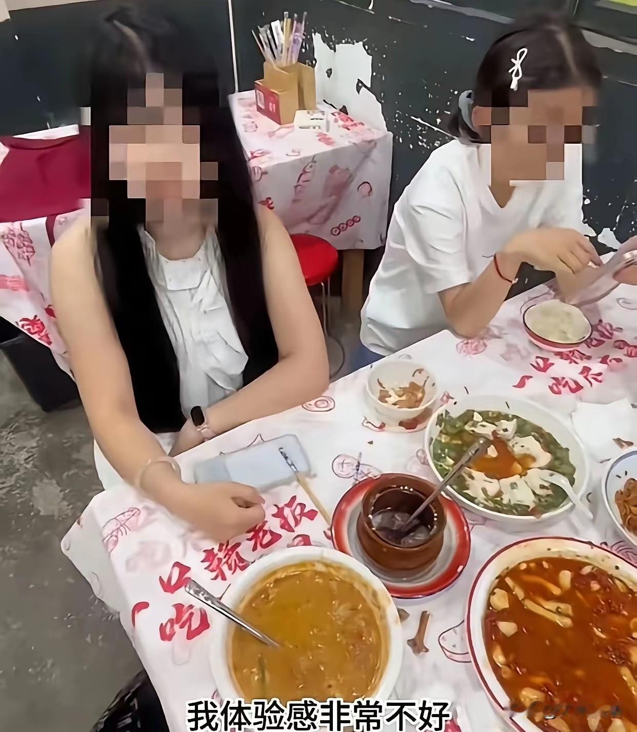 吃完饭拿差评要挟免单，这种做法确实不提倡！南昌两家小姑娘去餐馆吃饭，从头到尾闷