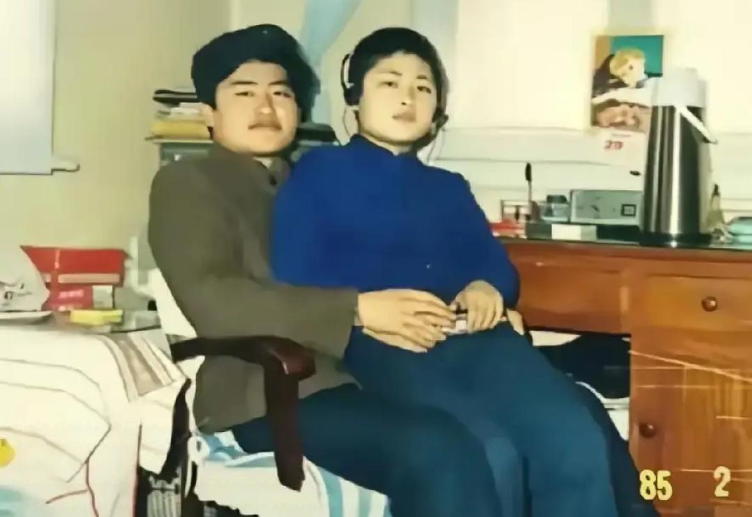 这是1985年21岁的刘欢与11岁的弟弟刘啸在家中拍下的一张温馨合照，刘欢很宠弟