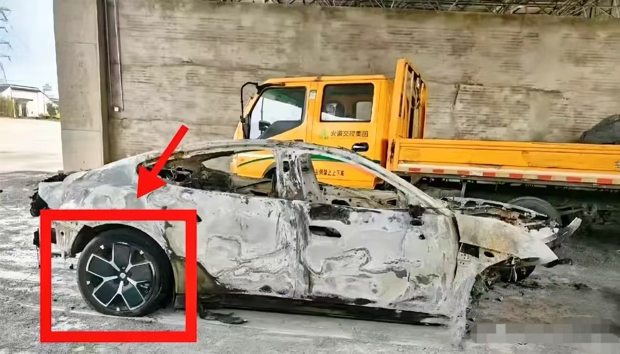 我问我爸，为啥小米这辆车都烧得只剩空架子了，轮胎和轮毂却还在？我爸一说，我当场就