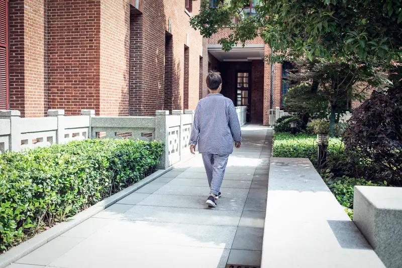 人到中老年,最聪明的活法是“认怂”别嘴硬了!咱这岁数,熬夜第二天缓三天,爬