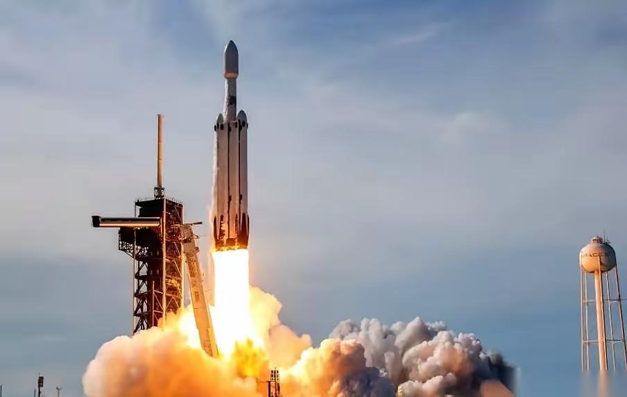 又掉下来了。三颗卫星，打水漂了。你看，马上就有人要出来喷了，说跟马斯克差了十