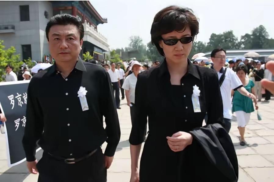 敬一丹追悼会，两张照片令人恍惚。9月17日，八宝山殡仪馆东礼堂，一身黑衣气质出