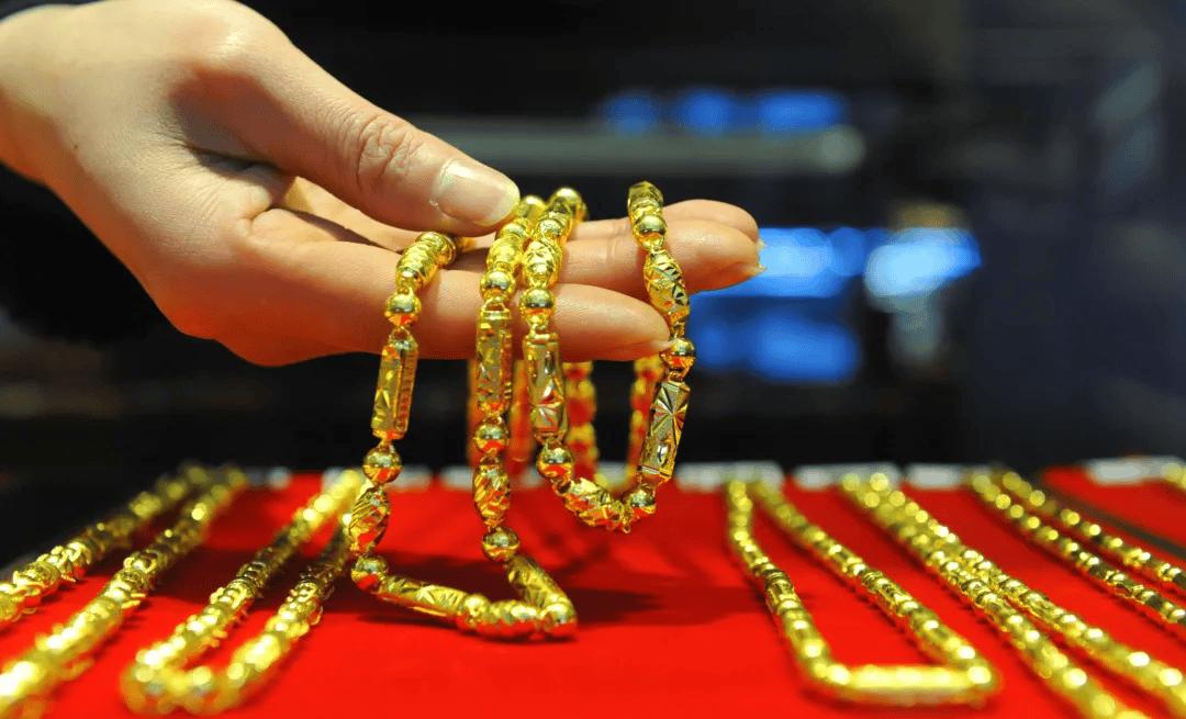 当所有人把钱换成了黄金。就会开始收割了。它就会从1600元一克慢慢降