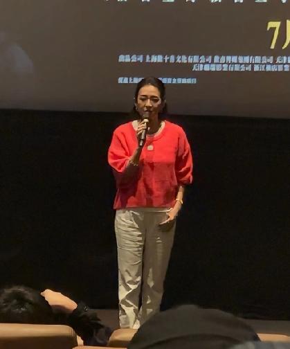 章子怡最近真是胖了不少，3月16日有网友受邀观看《酱园弄·悬案》室内放映场，章子