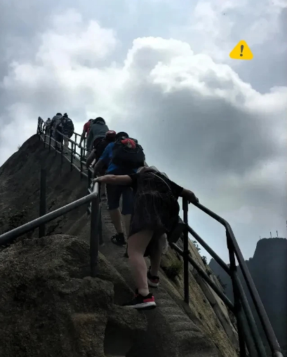 凤凰山坠崖夫妇照片曝光:路人劝阻无效,男子坐上栏杆做鬼脸。路过行人看他们五十多