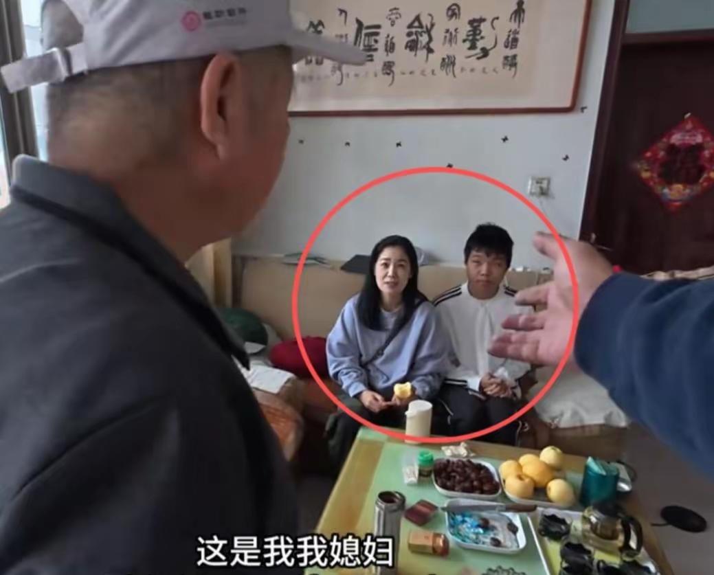 博主带父寻亲空手上门遭质疑送礼物后网友仍不买账：百万浙江博主因爷爷南下定居中断