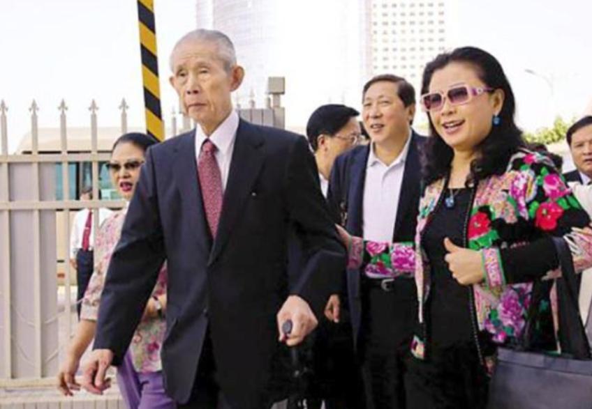 2008年，富商王永庆离世，子女去清点遗产，发现王永庆在瑞士银行有400亿存款，