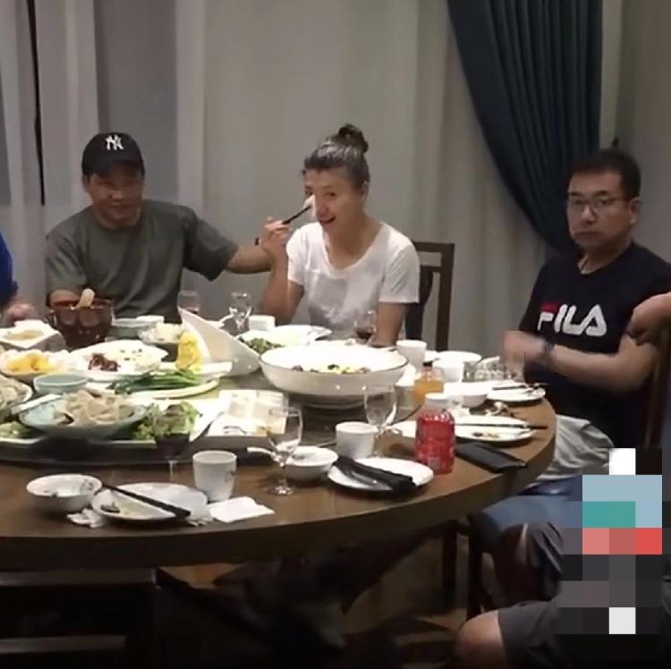 一口饺子，一笑泯恩仇？闫学晶这步棋，走得比你想的深。你以为她只是吃顿饭？别