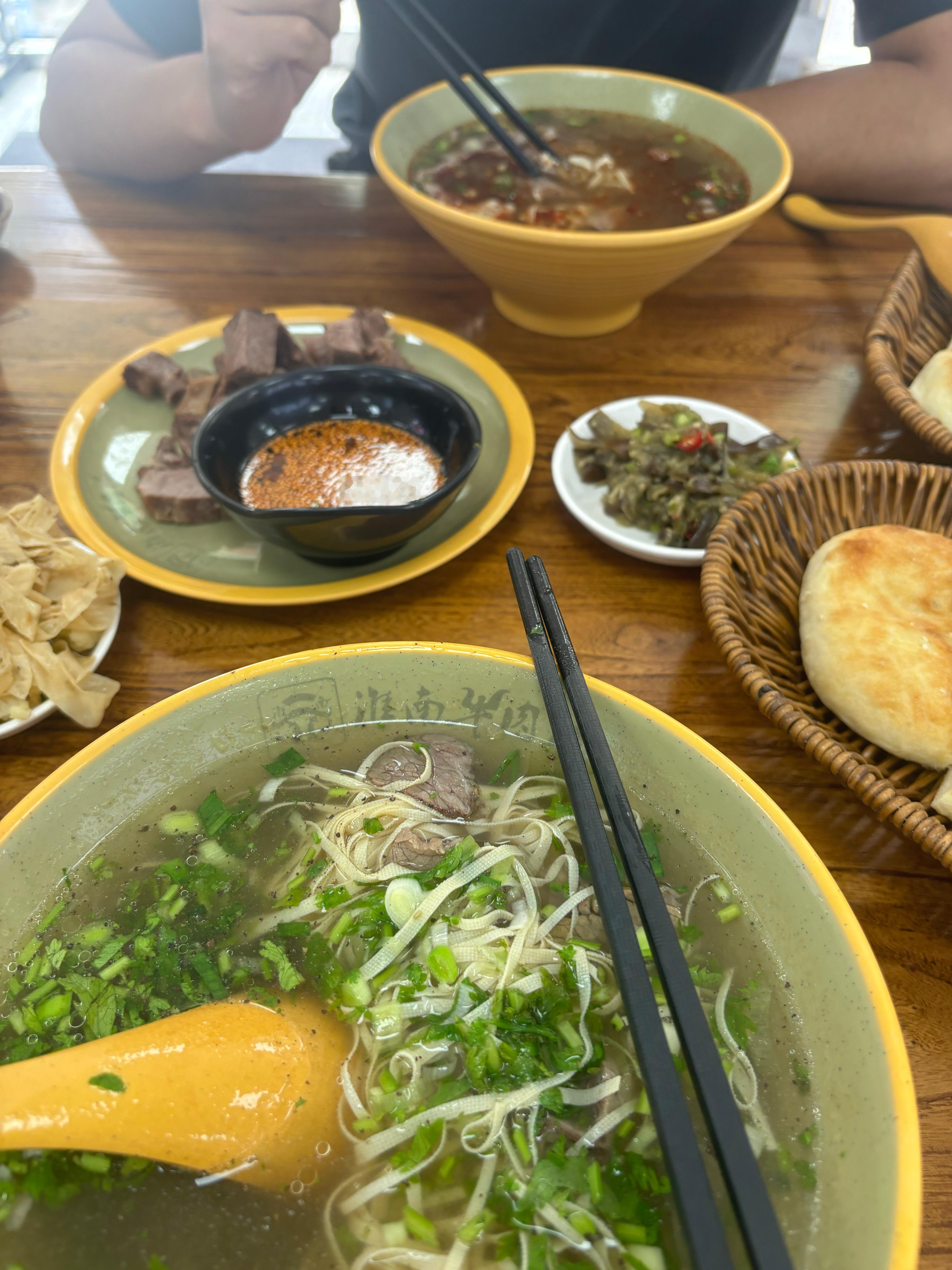 一份牛肉汤，一份饼，一份熟切牛肉，美味～​​​