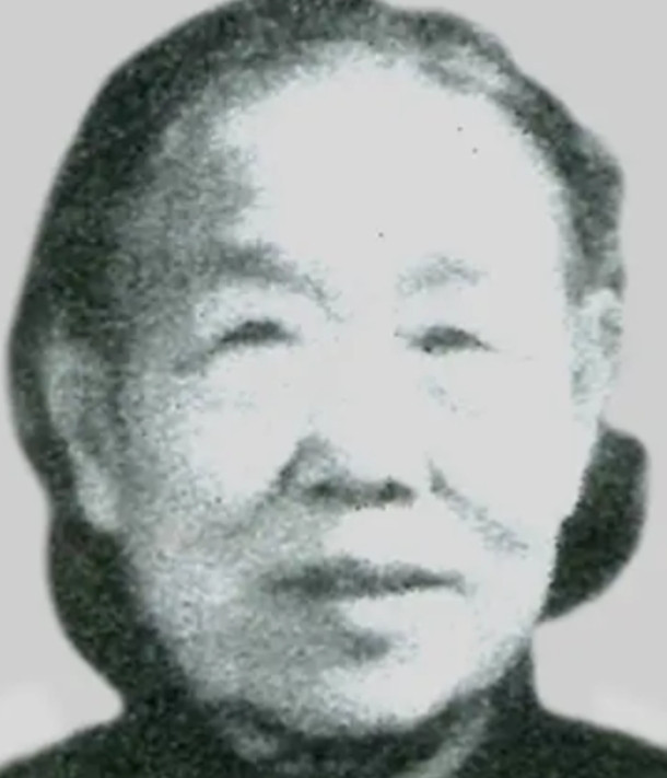 1956年，毛主席在怀仁堂看戏，突然停下来问周恩来一句：“恩来，刘嫂子在哪？”在