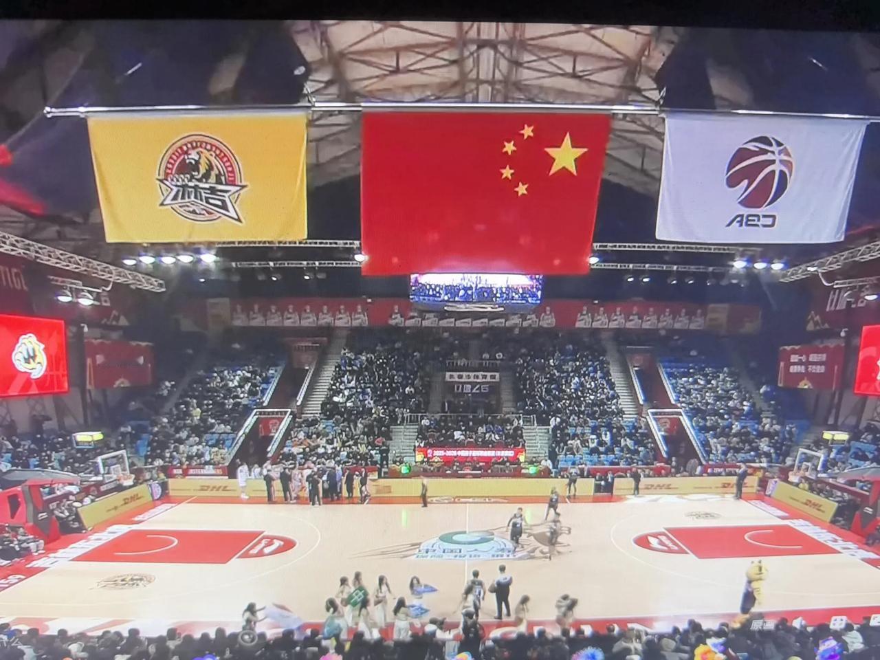 吉林主场居然坐满了观众！难得，难得，真的是难得…这算是沾广东宏远队的光了么…