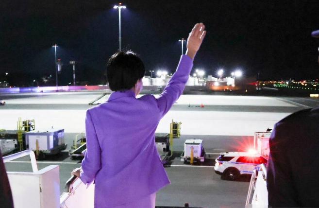 高市早苗坐了13个小时飞机到纽约，舱门一开，紫色套装、满脸笑容、抬手挥舞，全套动