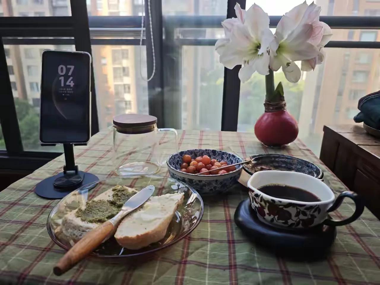 悠闲的午后时光，一杯咖啡，一片面包，静享美好。