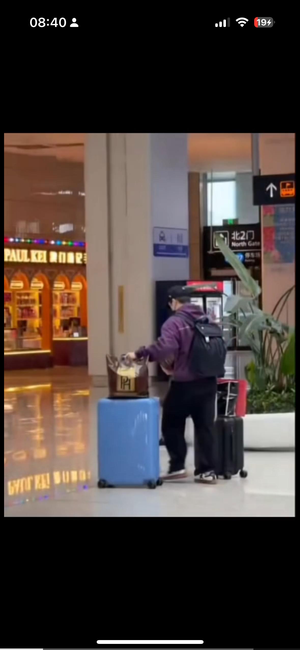 樊振东像是要回老家，见樊爸樊妈，大包小包回家团聚，真是有过年的感觉了！他一直都